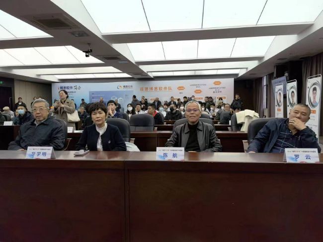 JamesDucker指出，曼联中场范德贝克即将租借加盟法兰克福半个赛季，协议中包含1100万欧元加浮动的选择买断条款。
